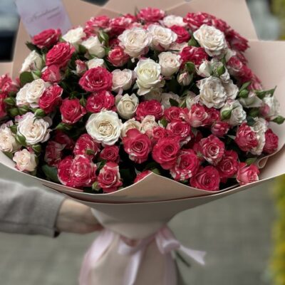 Букет из кустовых роз в розово-кремовой гамме